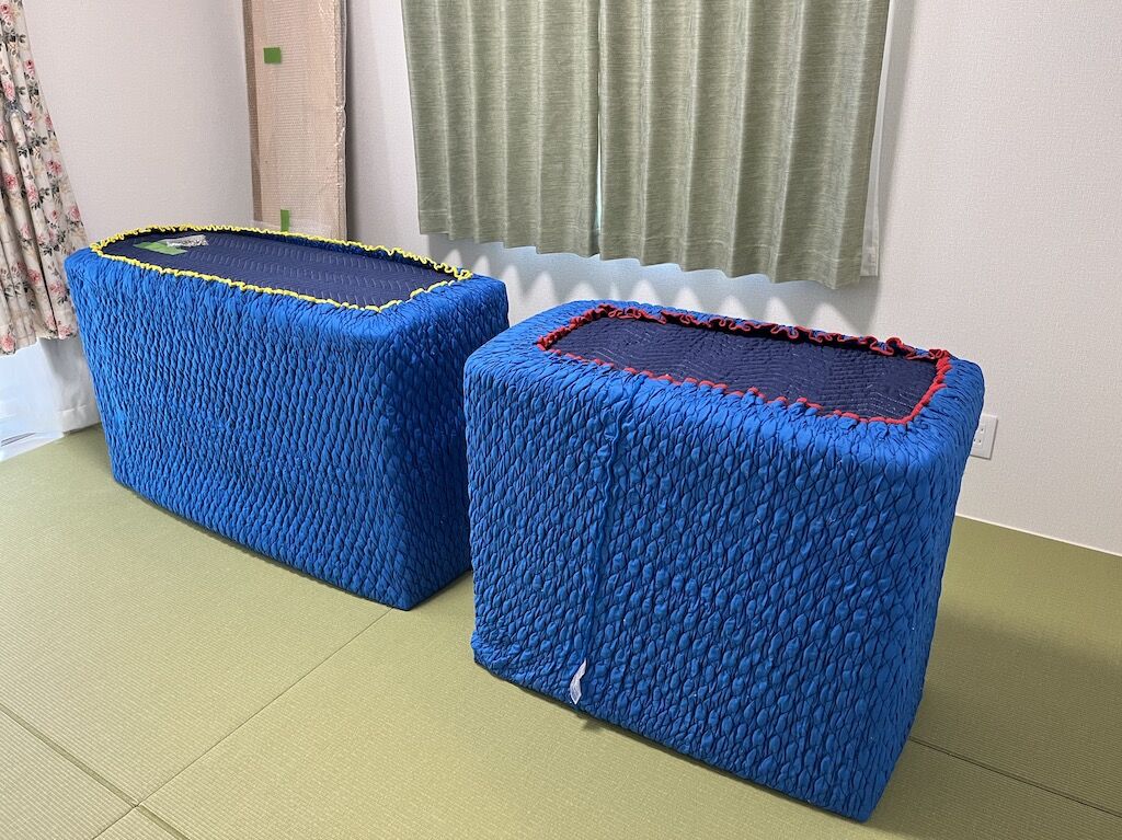 分解した状態でお客様宅に搬入したリビングボード