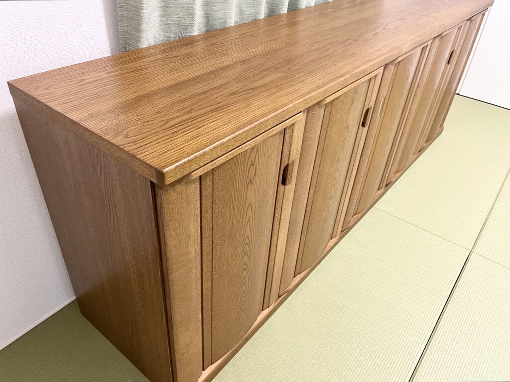 処分できずにどうしようか悩まれていたという婚礼タンスをリビングボードにリメイク