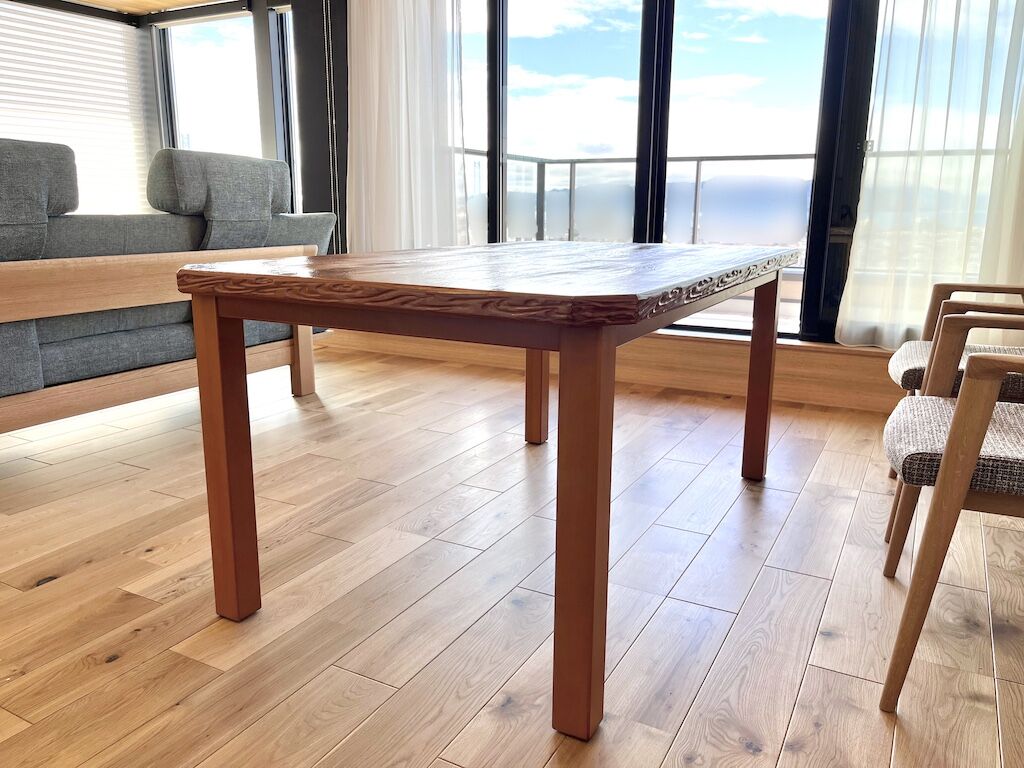 オーシャンビューのお部屋に納品したリメイク後のダイニングテーブル