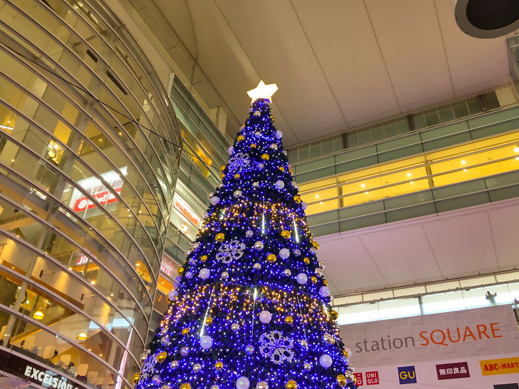 ショッピングモールのクリスマスツリー