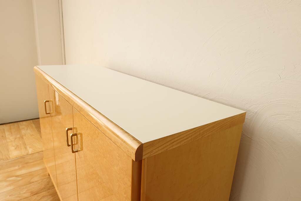 真白なメラミン材を使用して新しく製作した天板