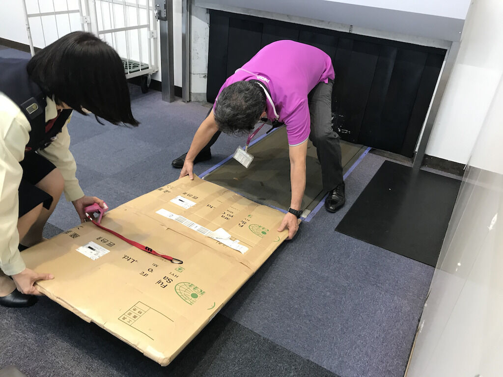 お預かりした学習机の天板を飛行機にのせる時
