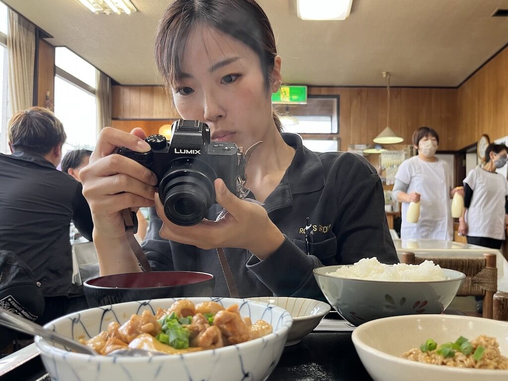 ご当地ごはんを真剣に撮影するユリマタタ