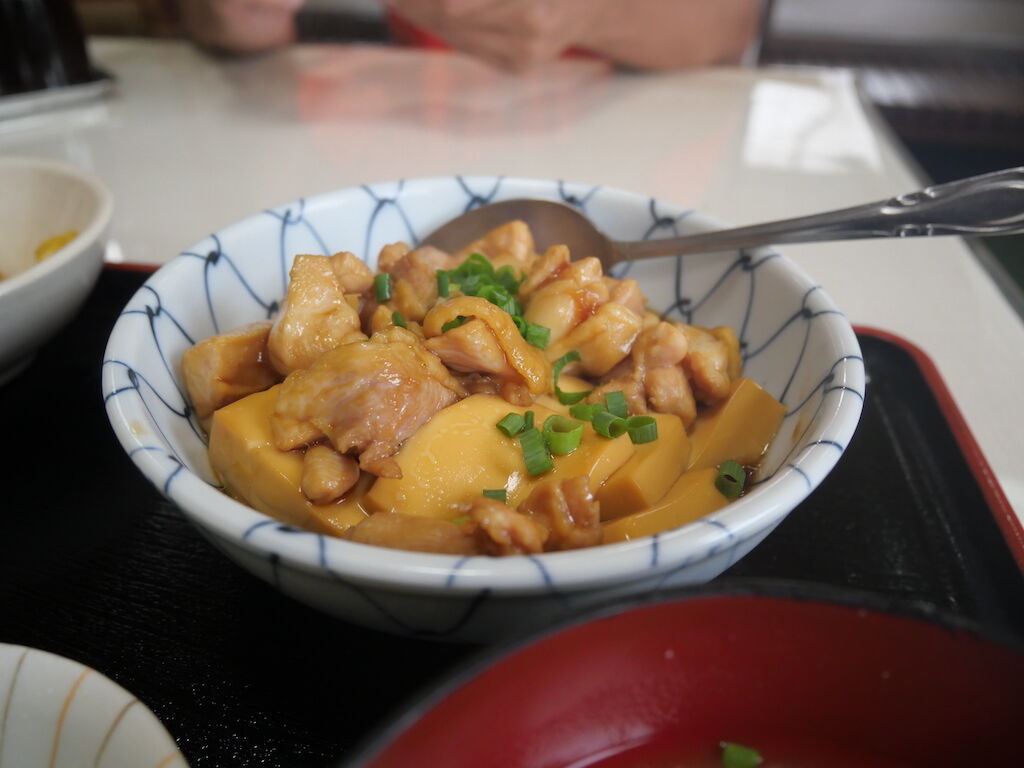 甘じょっぱい味付けがクセになる肉豆腐
