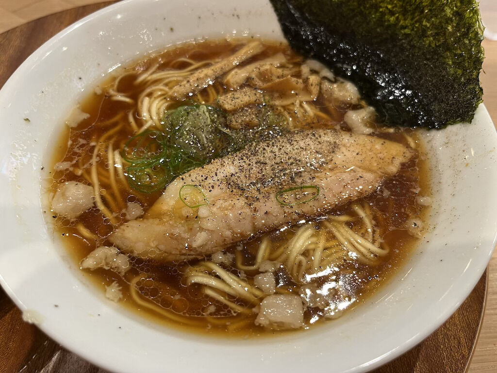 豚の背脂が浮いた醤油ベース尾道ラーメン