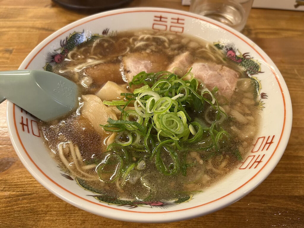 頑張って並んで待って出てきた朱鳶の尾道ラーメン