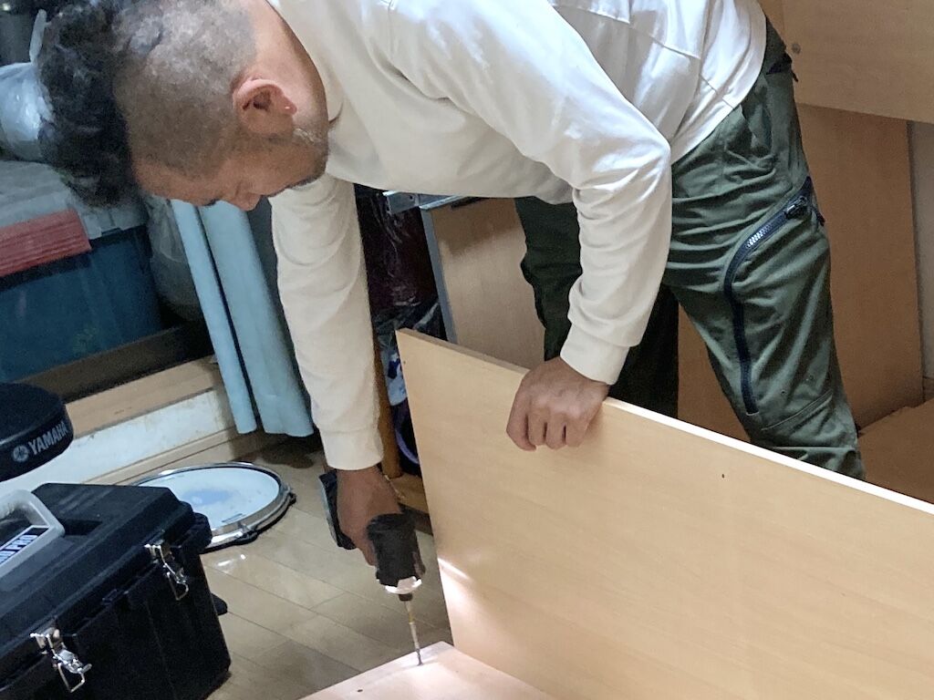 お客様宅で家具の分解をする家具作りたいおっさん