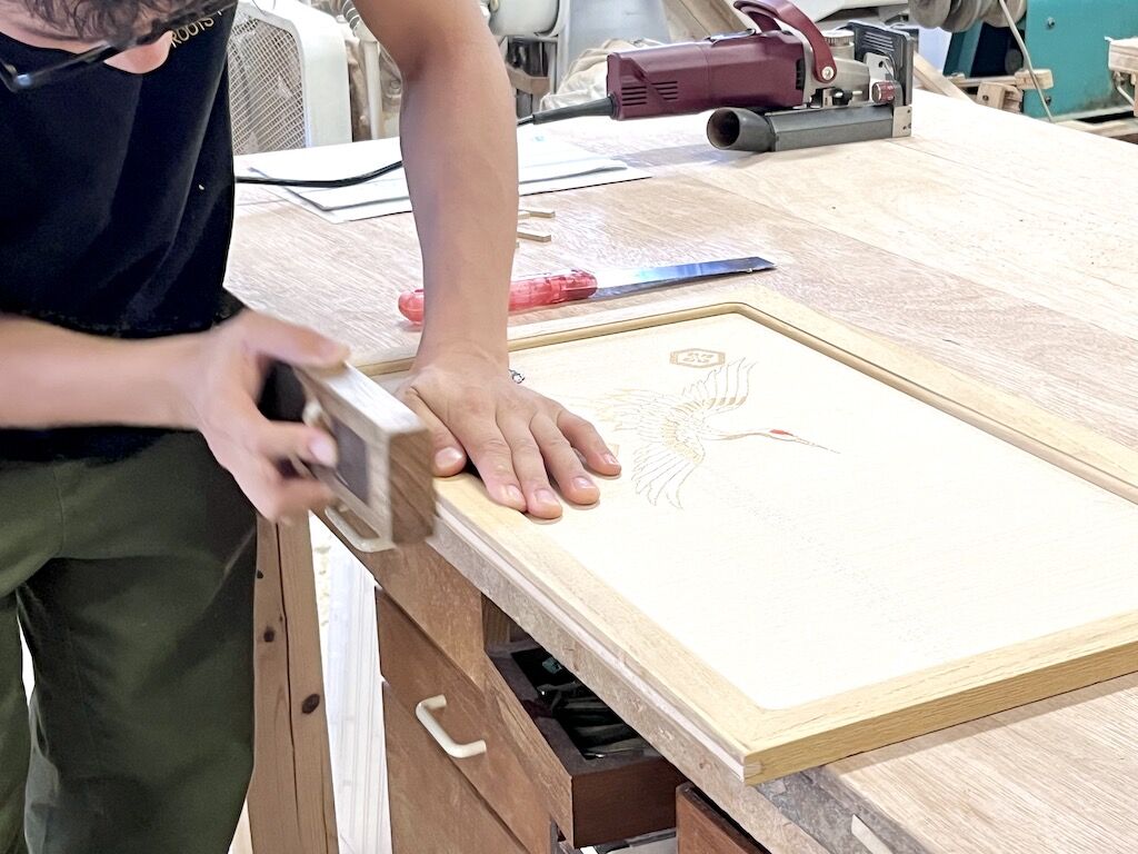 家具リメイク作業中の様子