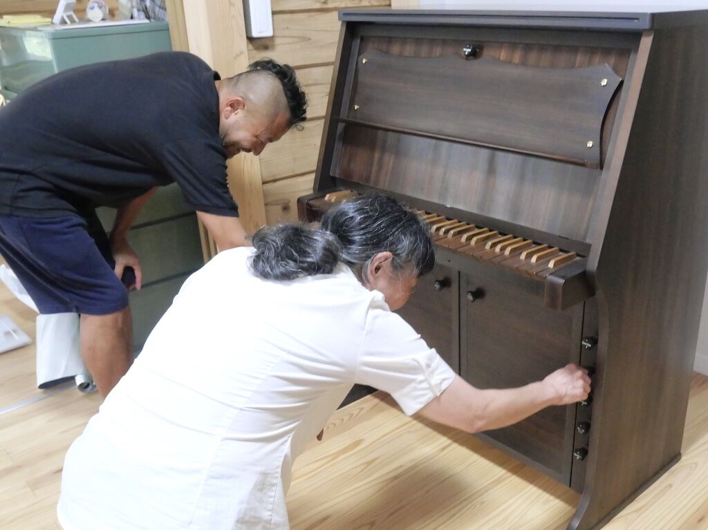 リメイクした家具の納品の様子