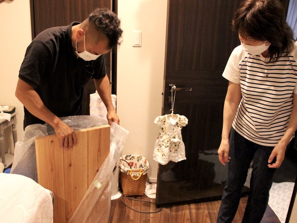 お客様からオーダーいただいた家具の納品の瞬間