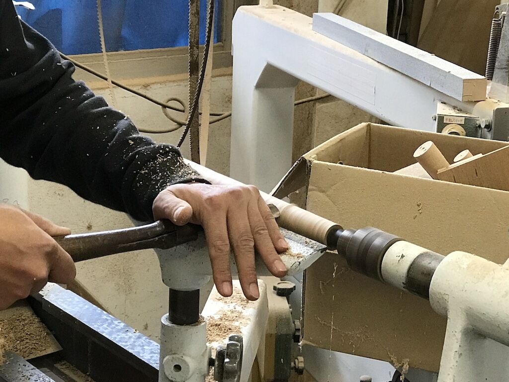家具を作るルーツファクトリー