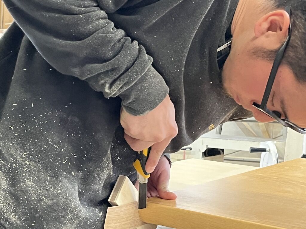 延長用天板の縁の仕上げ作業の様子