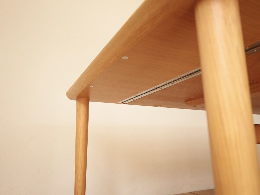 ねじ込み式で着脱簡単なテーパーカットの丸脚