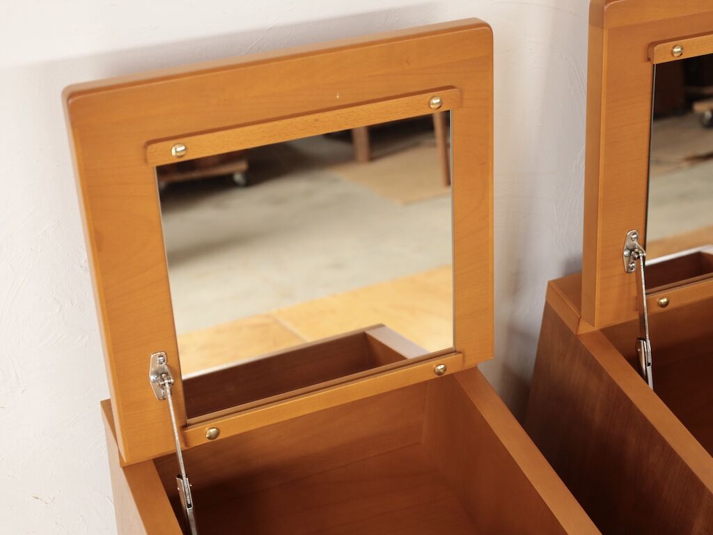 小引き出しの天板を持ち上げると裏にミラーが