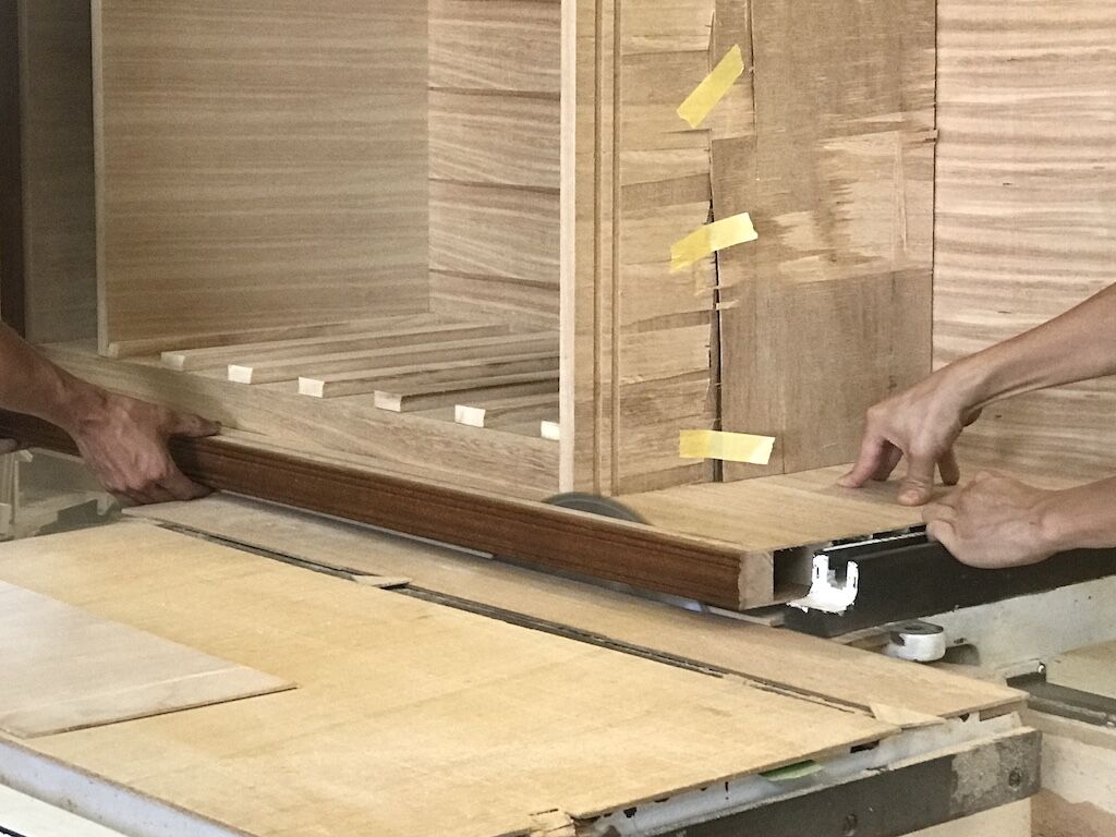 側板見附部分のカット作業