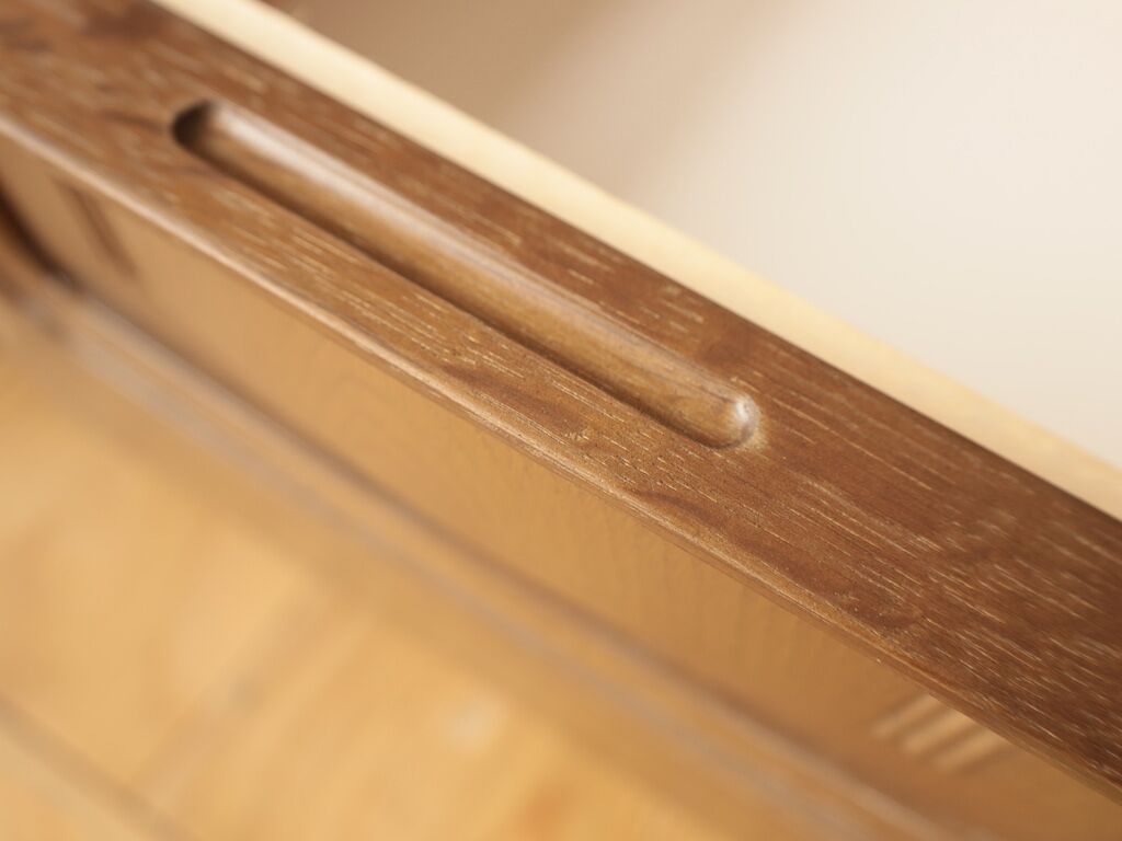 プッシュオープン式の引き出しの手がかりとなる掘り込み