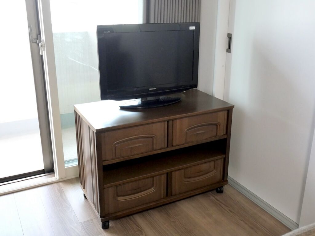 テレビボードにテレビを設置した写真