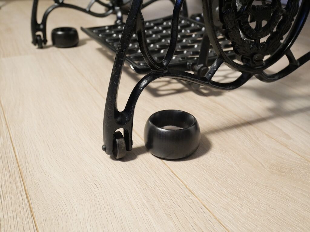 鉄脚で床を傷つけないための脚カバー