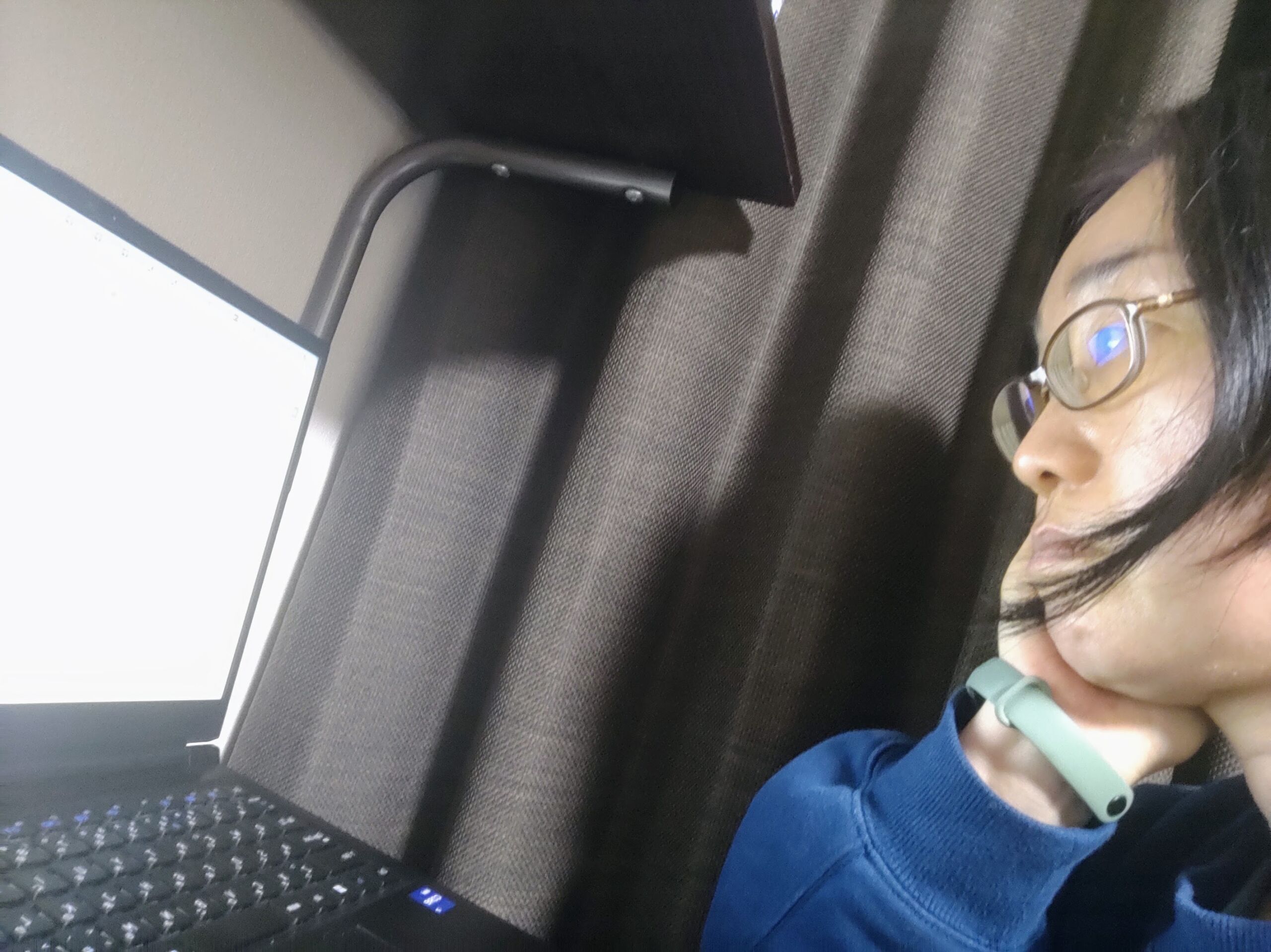 PC画面を見て悩む様子
