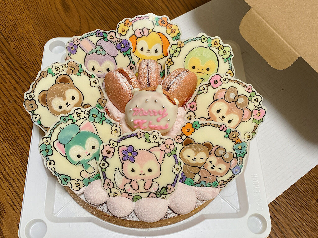 キャラクターチョコレートをのせたいちごクリームのタルト