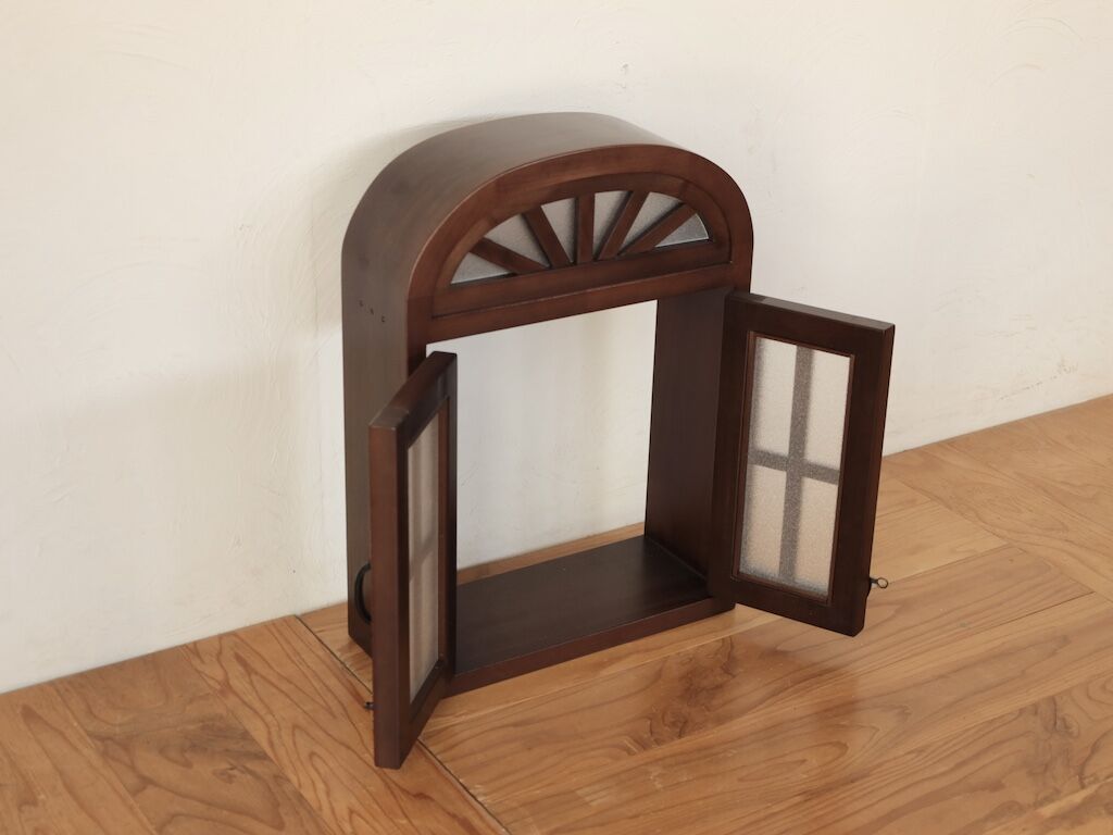 アーチ型の窓を開けた状態