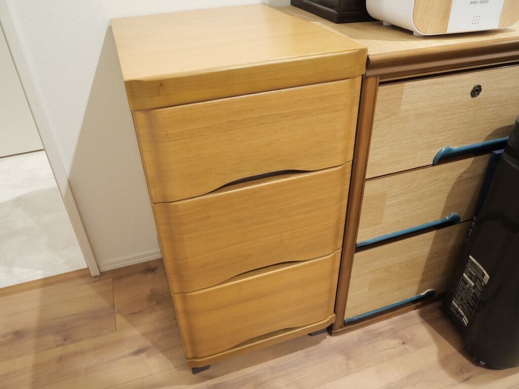 お部屋の入り口に設置したリメイク後のチェスト小