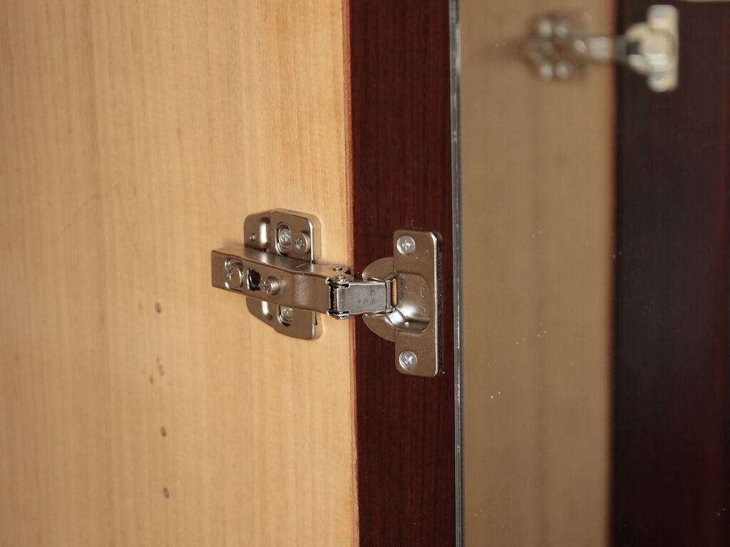 新調した扉の蝶番