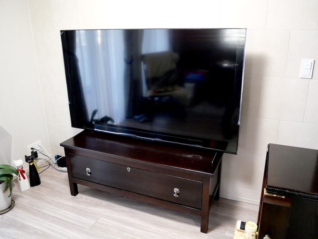 テレビ台の上にテレビを設置