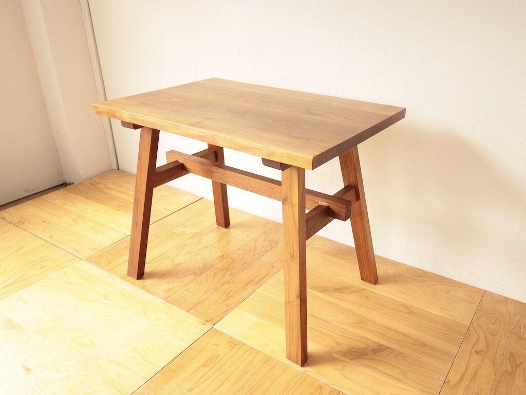 脚をカットして高さを低くしたいとご希望いただいたテーブル