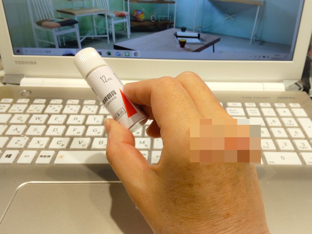 水ばんそうこうを塗った手