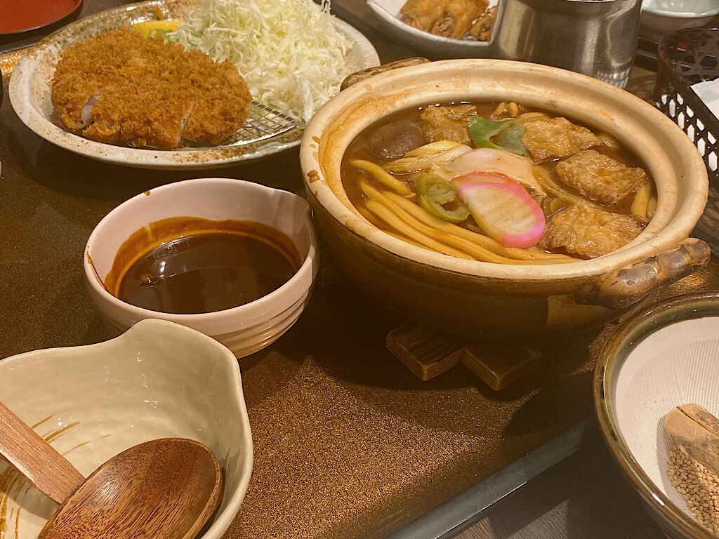 味噌煮込みうどんと味噌カツの定食