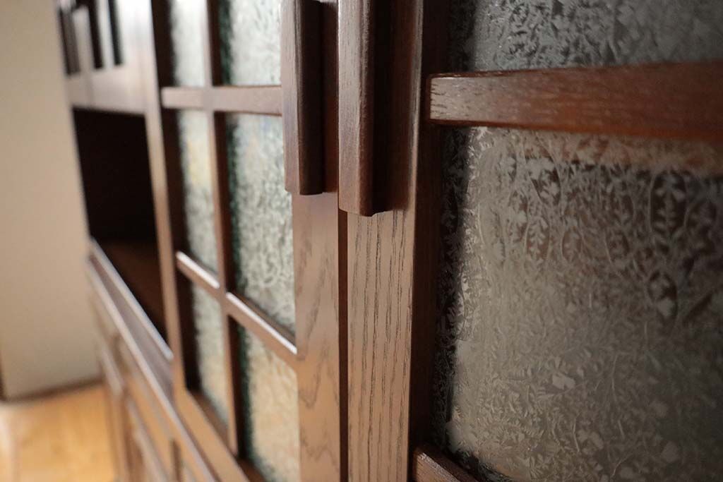 建具のガラスとダークオークを組み合わせたレンジ台