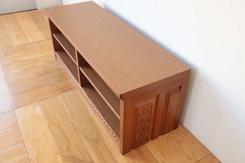 底板部分にも部材をあしらったテレビボード