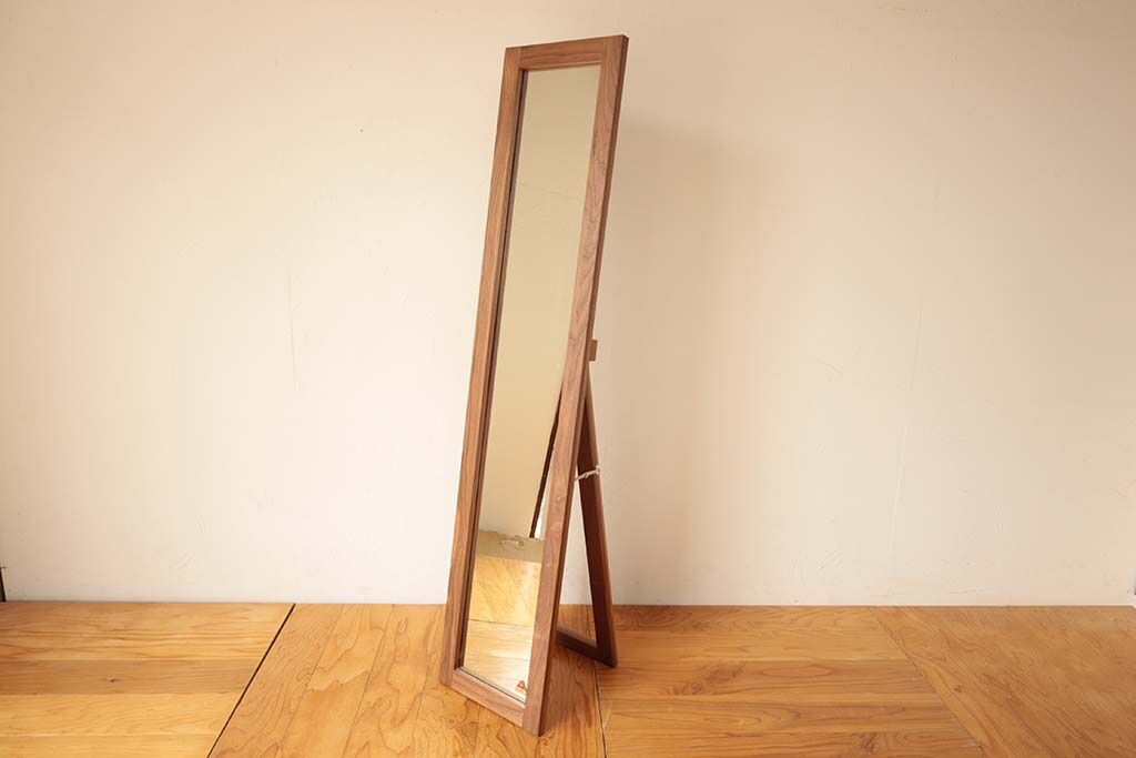 扉の鏡を活かしたシンプルなスタンドミラー