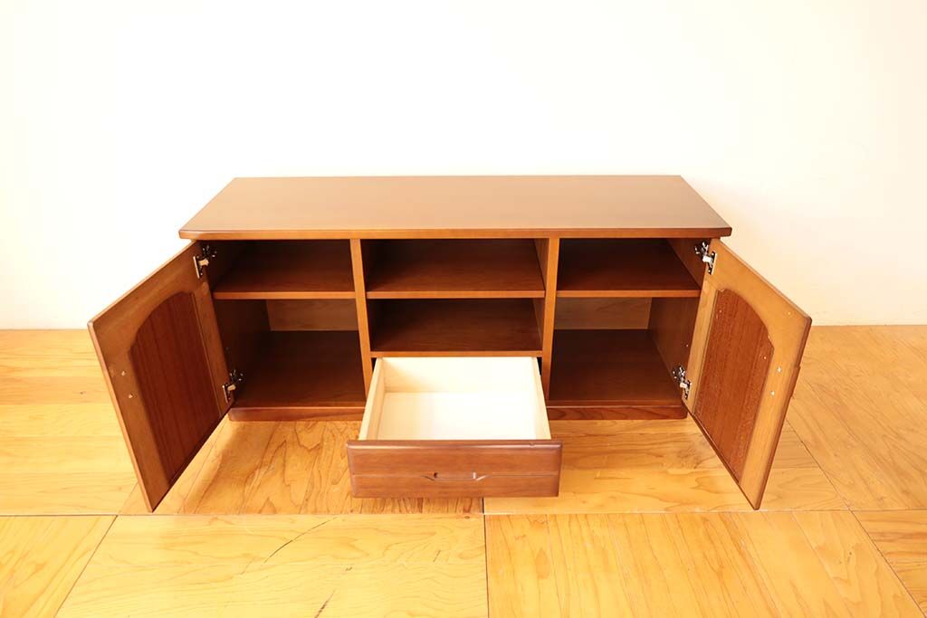 収納たっぷりのテレビボード