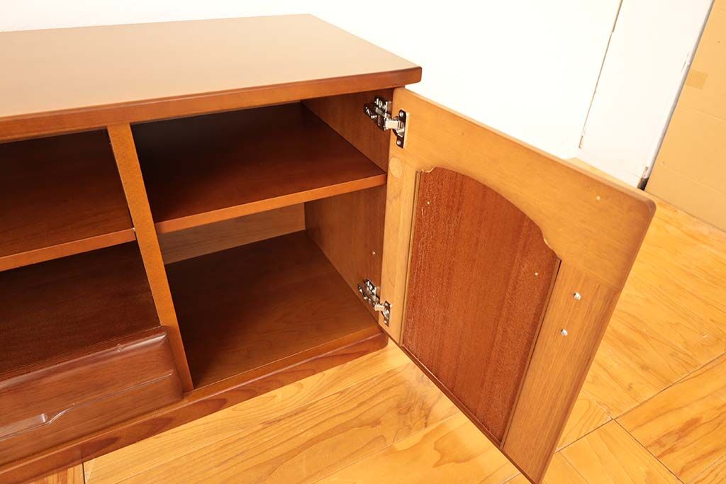 テレビ台内部の棚板は可動式