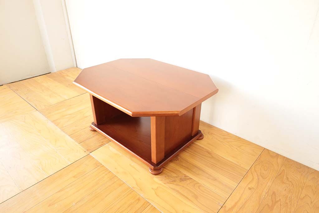 コーヒーテーブルの天板は八角形。広々。