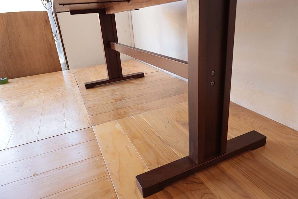 テーブルの脚はI型で広々