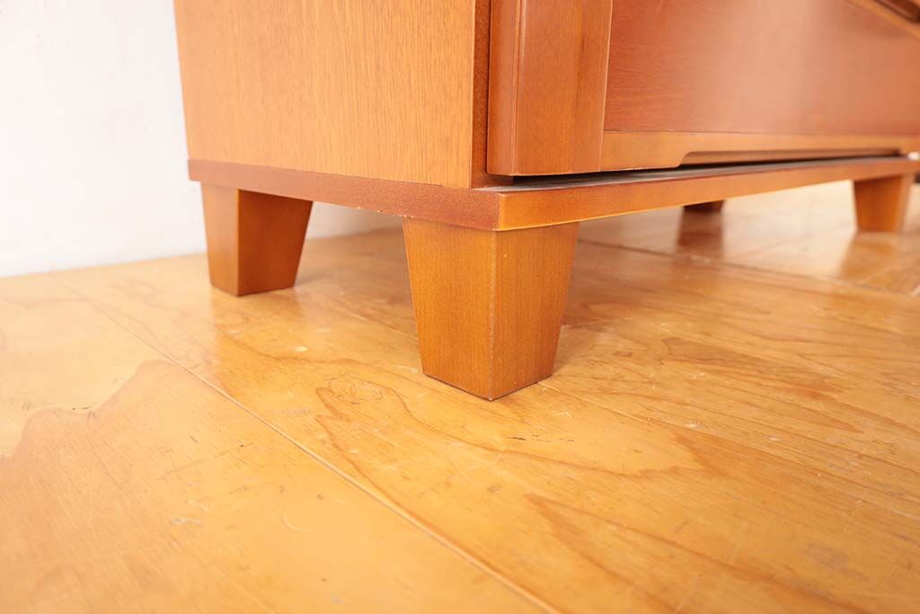 チェストの底部にはテーパーカットの角脚