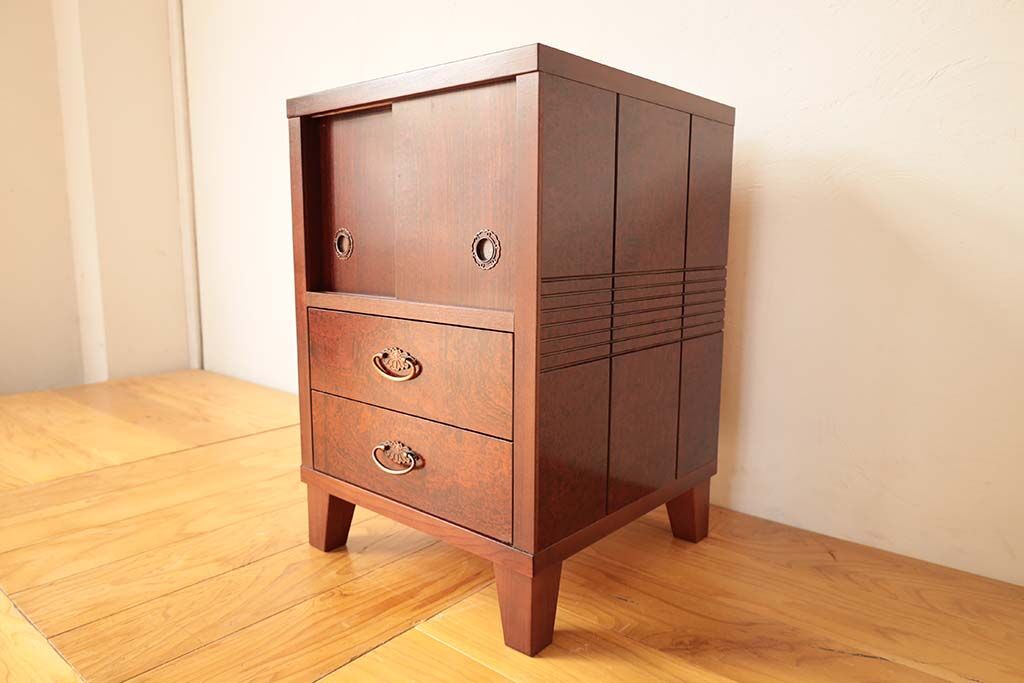 コンパクトで使いやすくリメイクされたナイトテーブル