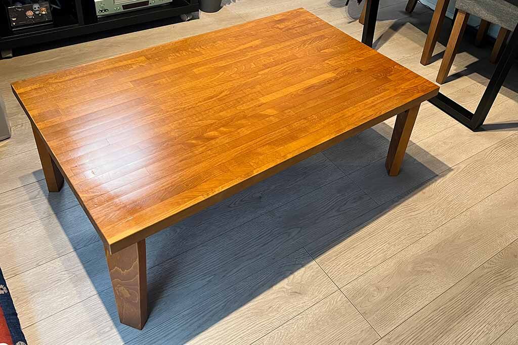 シンプルで飽きのこないデザインのローテーブル