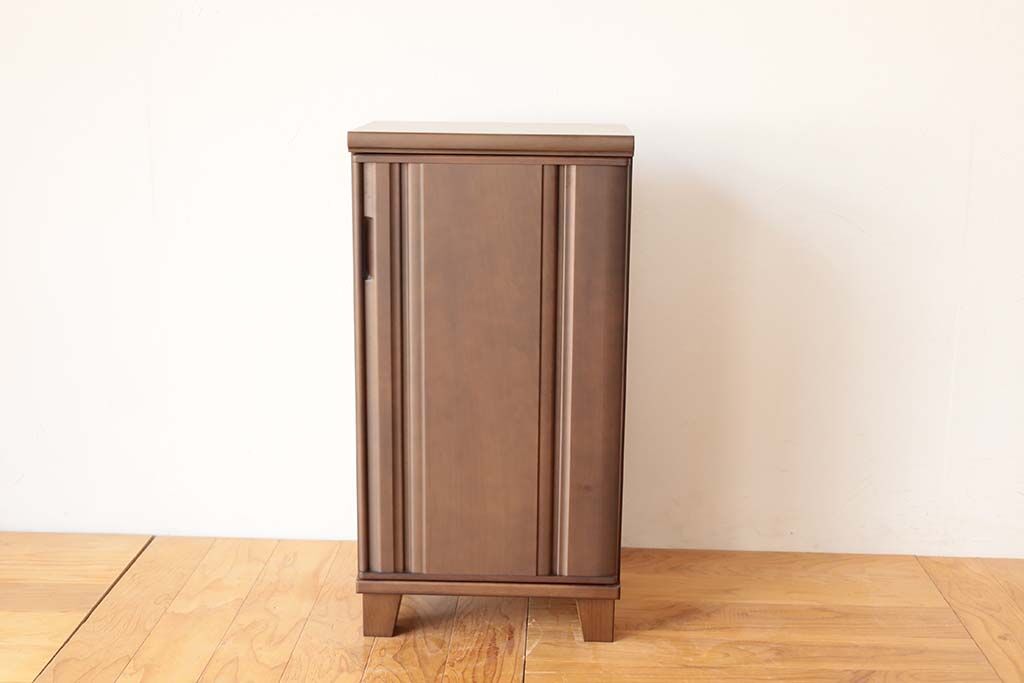 リメイクされた本を収納するキャビネット