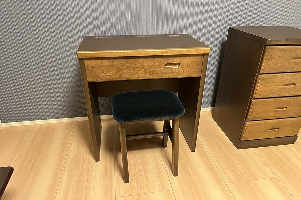 統一感のある仕上がりになったドレッサーとスツール