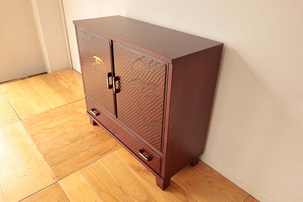 キャビネット底部にはテーパーカットの脚