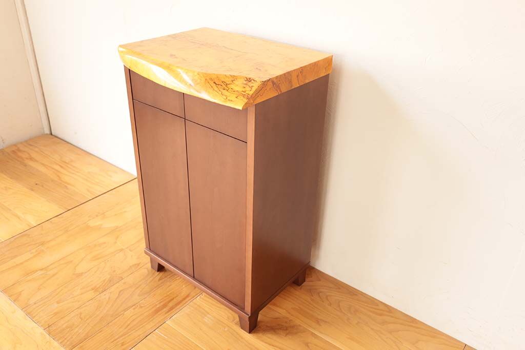 本体のお色味はダークブラウン