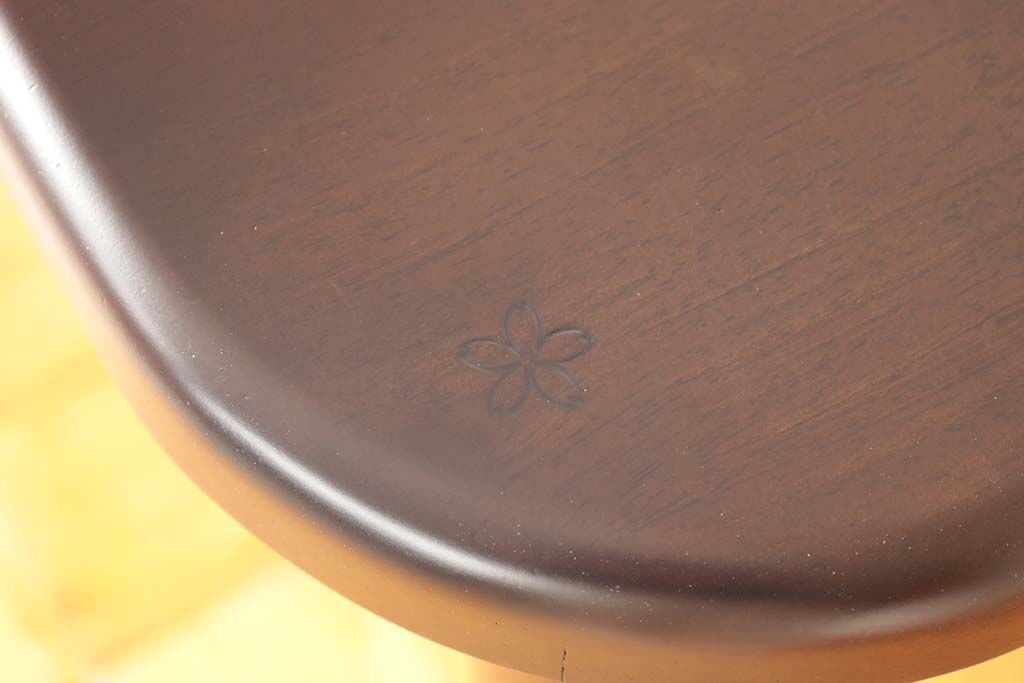 手彫りの桜模様が入った天板