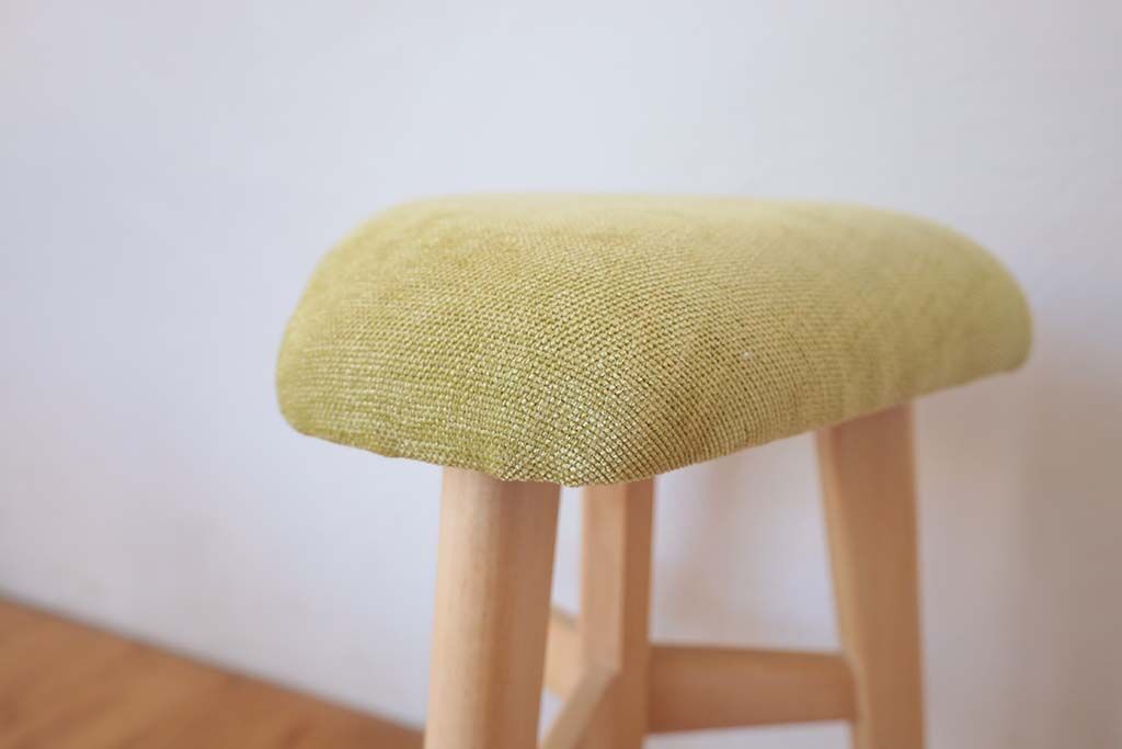 ふかふかの座り心地のスツール