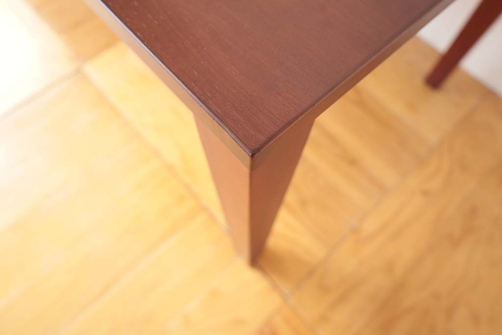 周囲に無垢材を貼り回して縁を綺麗に仕上げた