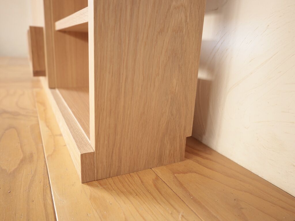 お部屋の巾木を避けられるよう切り欠いたCDラック背面