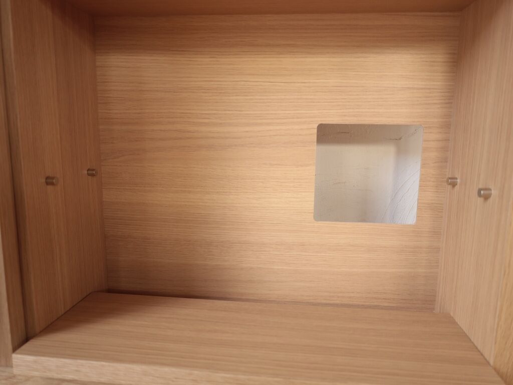 お部屋のコンセントを使いやすいよう仕上げたCDラック